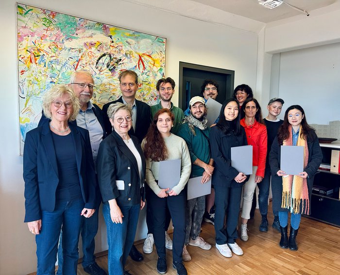 Urkundenübergabe an die Korczak-Stipendiat:innen: Inge Grothus (JKSB Stiftungsrat), Martin Bertzbach (JKSB Vorstand), Gertrud Janzer-Bertzbach (JKSB Stiftungsrat), Prof. Dr. Florian Edler (Dekan), Polet Silva Lorca, Tammaa Abdulghaffar, Leon Sahiti, Yan Xing Lee, Natalie Lürßen (Mitarbeiterin), Prof. Dr. Mirjam Boggasch (Rektorin), Charlotte Uekermann und Xinyue Feng (von links nach rechts).