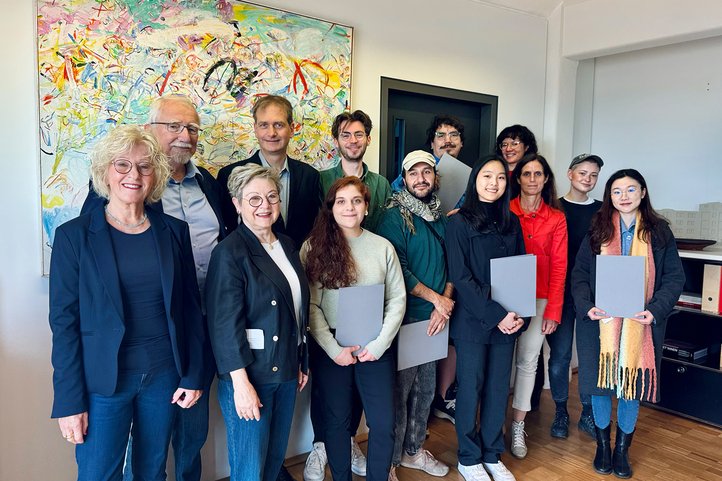 Urkundenübergabe an die Korczak-Stipendiat:innen: Inge Grothus (JKSB Stiftungsrat), Martin Bertzbach (JKSB Vorstand), Gertrud Janzer-Bertzbach (JKSB Stiftungsrat), Prof. Dr. Florian Edler (Dekan), Polet Silva Lorca, Abdulghaffar Tammaa, Leon Sahiti, Yan Xing Lee, Natalie Lürßen (Mitarbeiterin), Prof. Dr. Mirjam Boggasch (Rektorin), Charlotte Uekermann und Xinyue Feng (von links nach rechts).