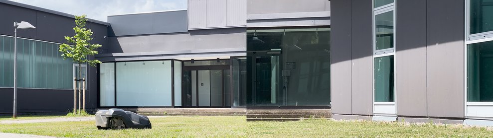 SigSauer (liquidiert), Eckernförde, Videostill aus "Die Dialektik dieser Arbeit", 2025, 
Zweikanal-Videoprojektion, ca. 20 Minuten