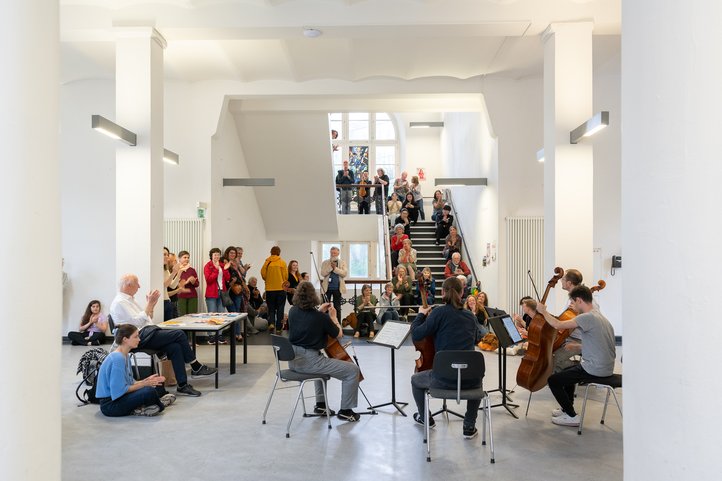 Streichquartett im Treppenhaus.