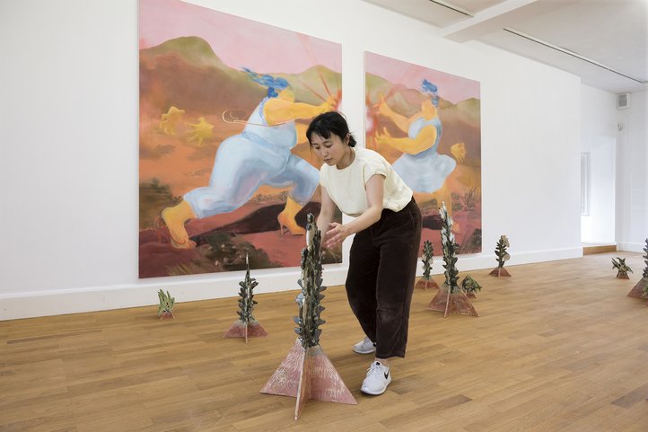 Haruka Mogi bei der Installation ihrer Arbeit im Haus Coburg