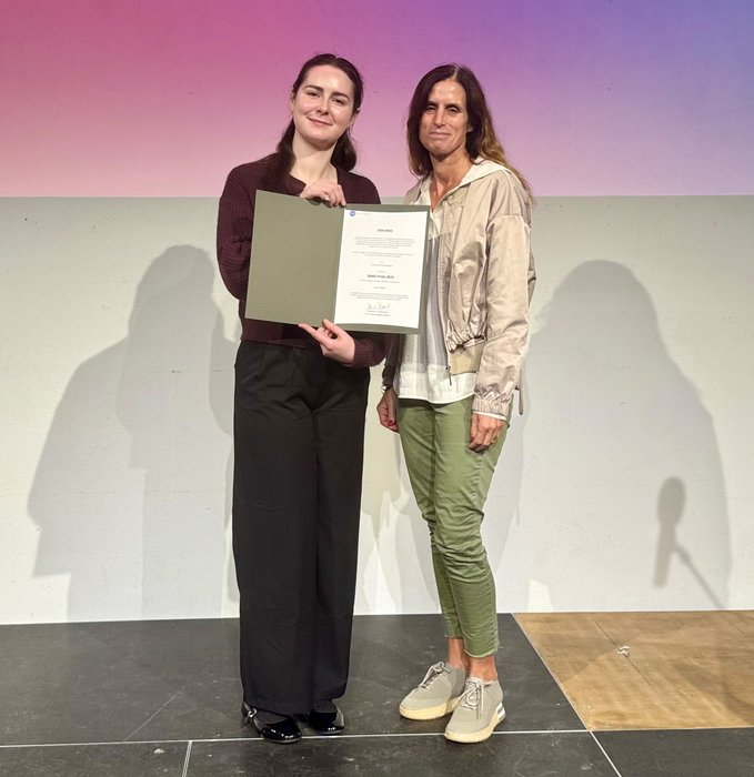 Erhielt den DAAD-Preis an der HfK Bremen: Colma Nì Bhriain. Rechts im Bild: Rektorin Prof. Dr. Mirjam Boggasch.