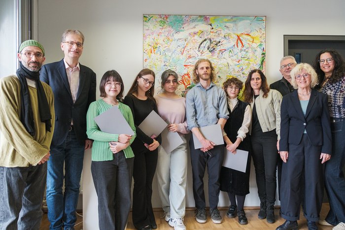 From left: Eghbal Joudi, Prof. Dr. Florian Edler (Dean of the HfK Department of Music), Hirona Ise, Lina Pilnyk, Rana Minavi, Zachary Alexander Donaldson, Bissan Badran, HfK Rector Prof. Dr. Mirjam Boggasch, Inge Grothus and Dieter Adamski (Janusz Korczak Foundation Bremen), as well as Natalie Lürßen (personal assistant to the rector).