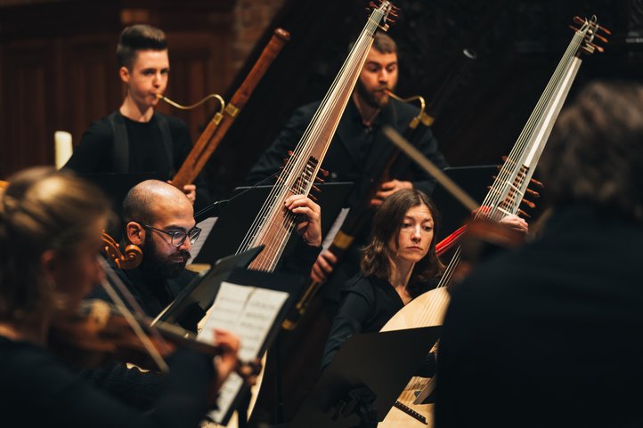 Musizierende spielen mit historischen Instrumenten während eines Konzerts für Alte Musik an der Hochschule für Künste Bremen.