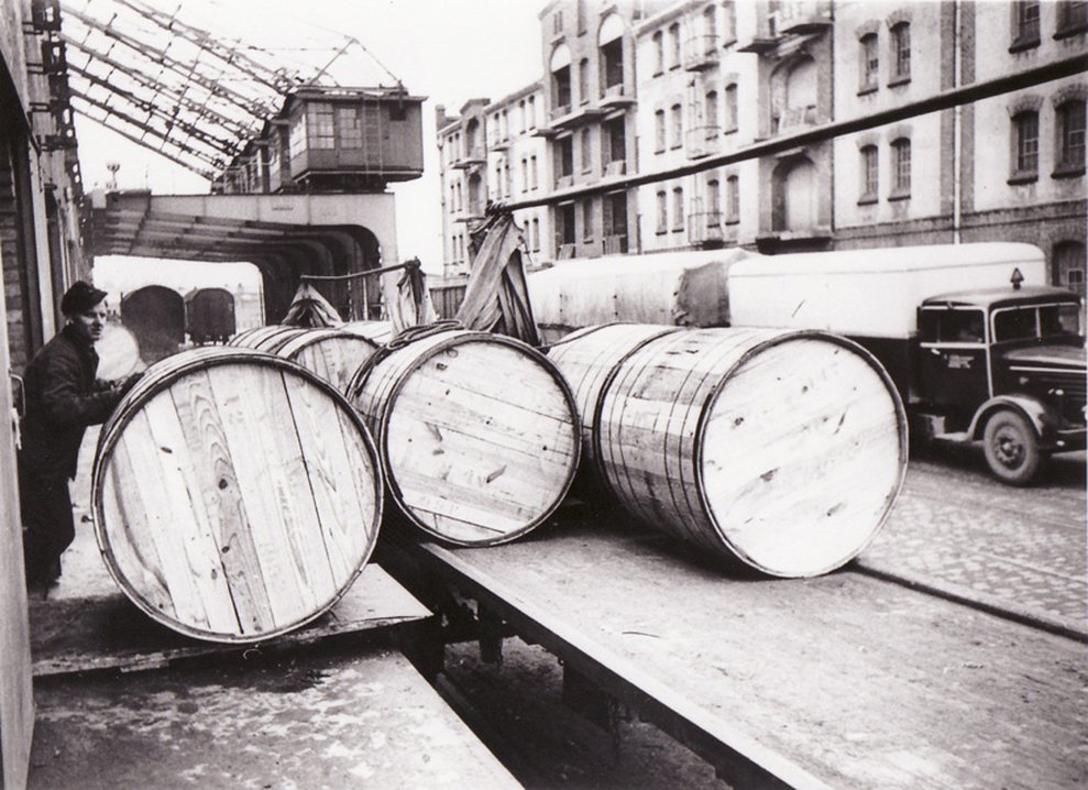 Historisches Schwarzweißfoto: Holzfässer auf Laderampe am Speicher XI in Bremen.