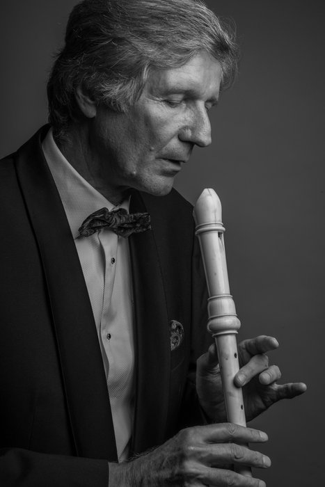 Han Tol playing a pale alto recorder with his eyes closed, black-and-white portrait.
