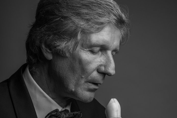 Han Tol playing a pale alto recorder with his eyes closed, black-and-white portrait.