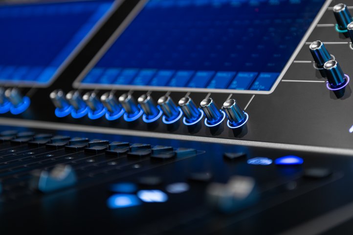 Blau beleuchtetes digitales Mischpult mit Fadern und Display