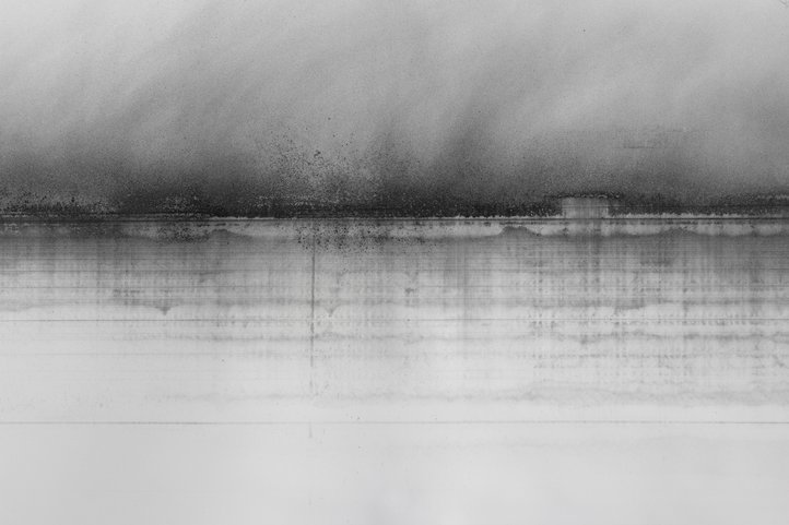 Abstrakte Schwarz-Weiß-Grafik mit horizontalen Strukturen aus dem Studiengang Digitale Medien.