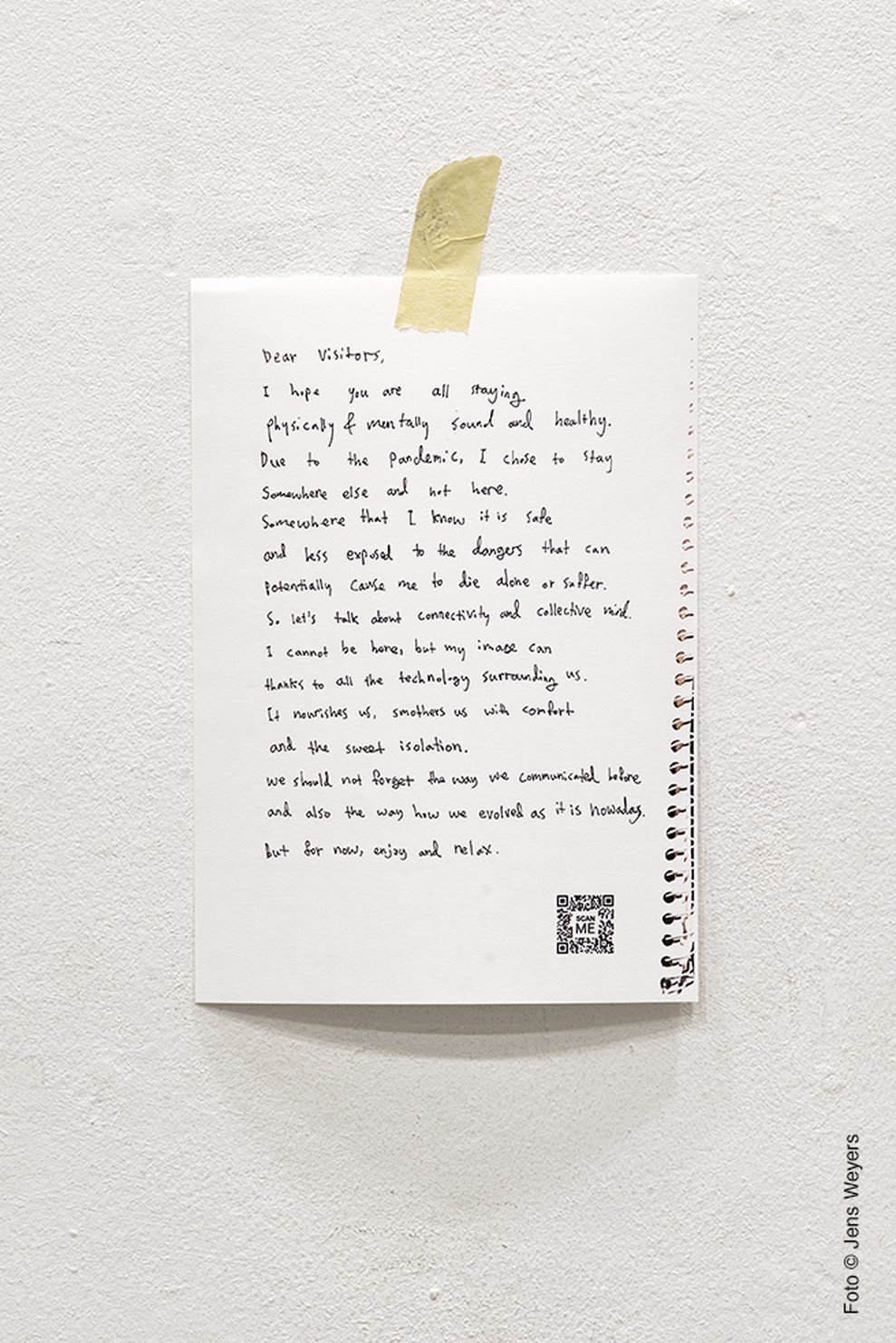 Handgeschriebener Brief Dear Visitors von Ji Yoon Chung mit QR-Code zur Diplomausstellung.
