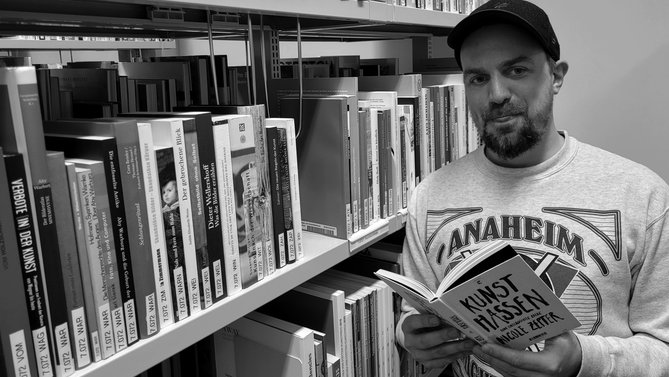 Jan Charzinski – Bibliothekar der Teilbibliothek Kunst und Design