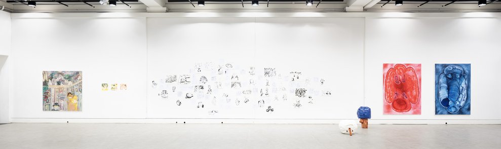 Panorama der Ausstellung Double Trouble mit Gemälden, Zeichnungen und Keramikskulpturen.