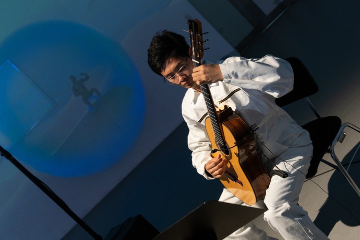 Für eine musikalische Inszenierung an der Schnittstelle von physischem und virtuellem Raum spielen Studierende der Klasse Prof. Dr. Fabian Hinsche (Gitarre) ausgewählte Sätze aus Jan Philipp Meyers „Die Fahrt der Argonauten” – und zwar am 21. Juni 2025, 13 Uhr, Galerie, Dechanatstraße 13-15.