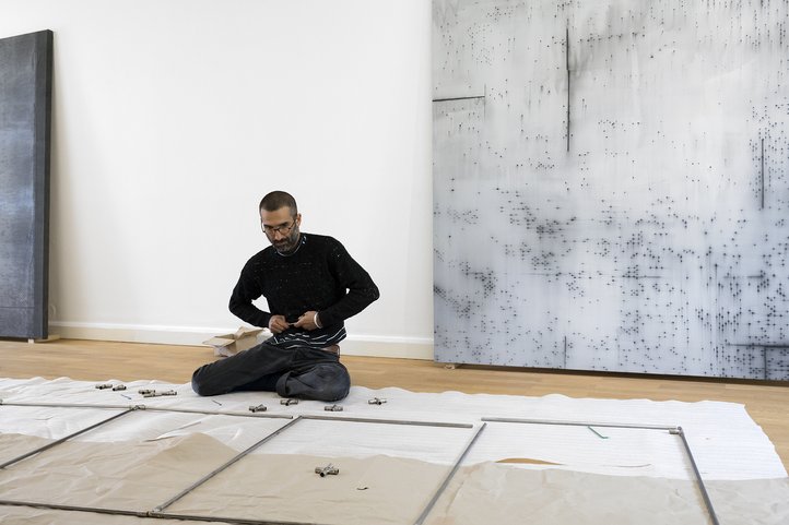 Karin Hollweg Preis-Gewinner eghbal joudi beim Ausstellungsaufbau im Haus Coburg,