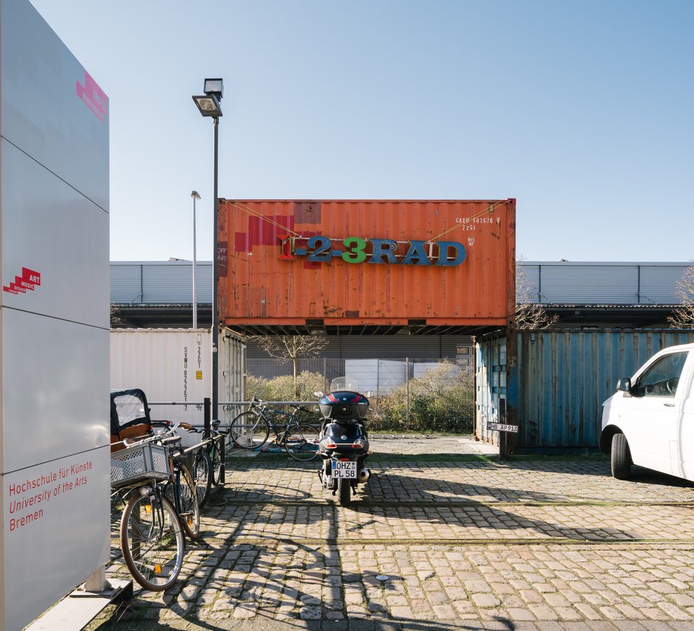 Gestapelte Schiffs- und Bürocontainer mit Schriftzug 2-3RAD am Speicher XI der HfK Bremen.