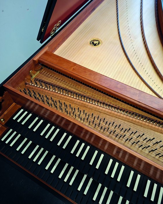 Mietke-Cembalo mit geöffnetem Deckel, Blick auf Klaviatur und bemalten Resonanzboden.