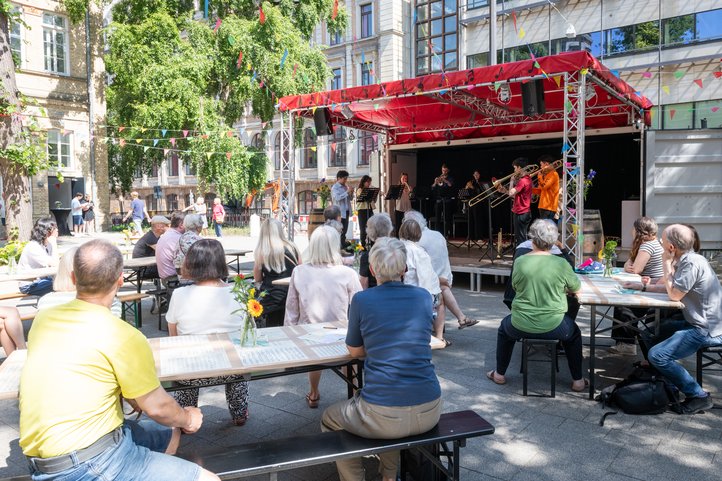 Among other things, the “Fête de la Musique” features open-air concerts in the courtyard of the HfK Bremen.