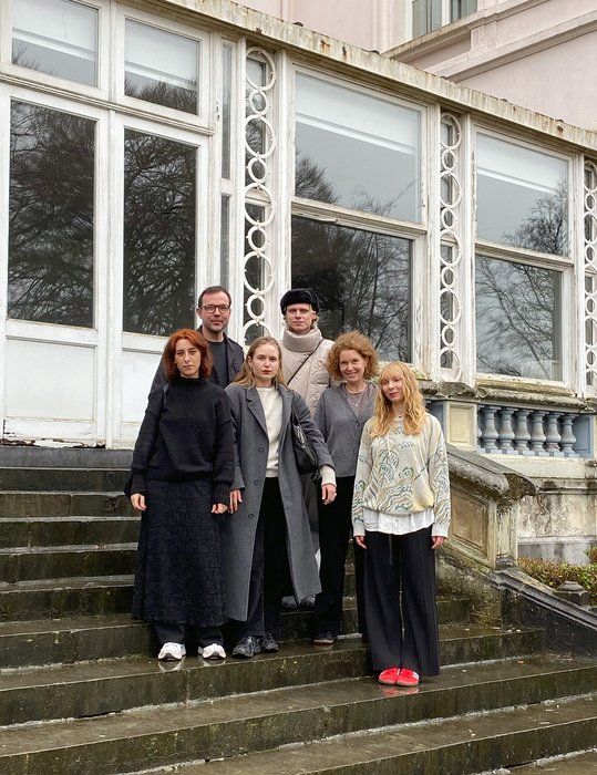 Andrea Diefenbach (2. v. r.) und die Studierenden Jürgen Berderow, Amina Falah, Annika Haskamp, Ana Manske sowie Max Grund in Brüssel zur Vorauswahl des Breda Photo Festivals 2024.