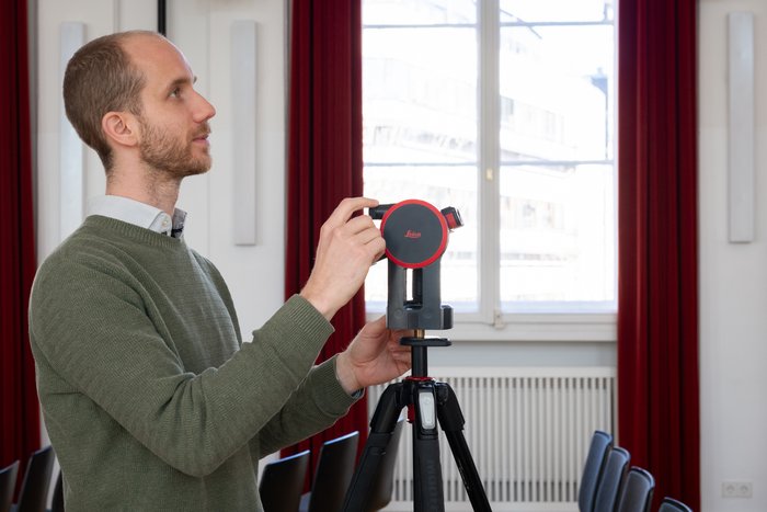 Mehrere Tage waren die Mitartarbeiter von "Amadeus Acoustics” vor Ort, um das neue System korrekt einzustellen. Kaspar Glattfelder misst hier Entfernungen, um Mikrofone und Lautsprecher optimal aufeinander abzustimmen.