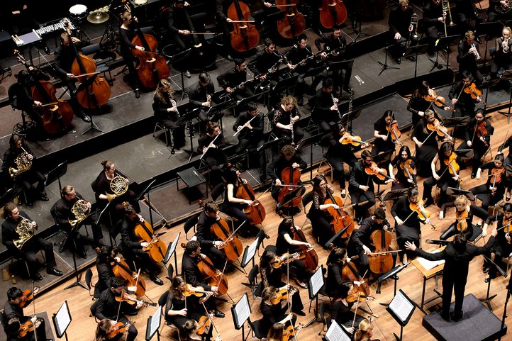 Das Sinfonieorchester der HfK Bremen gastiert am 18. November 2025 im Tabakquartier mit Werken von Gabriel Fauré, Piotr Iljitsch Tschaikowski und Ludwig van Beethoven.