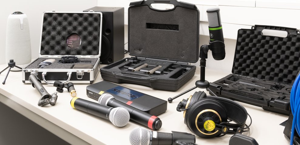Rental area in the Music Department of the HfK Bremen at Dechanatstraße with various microphones, headphones, and other audio equipment.
