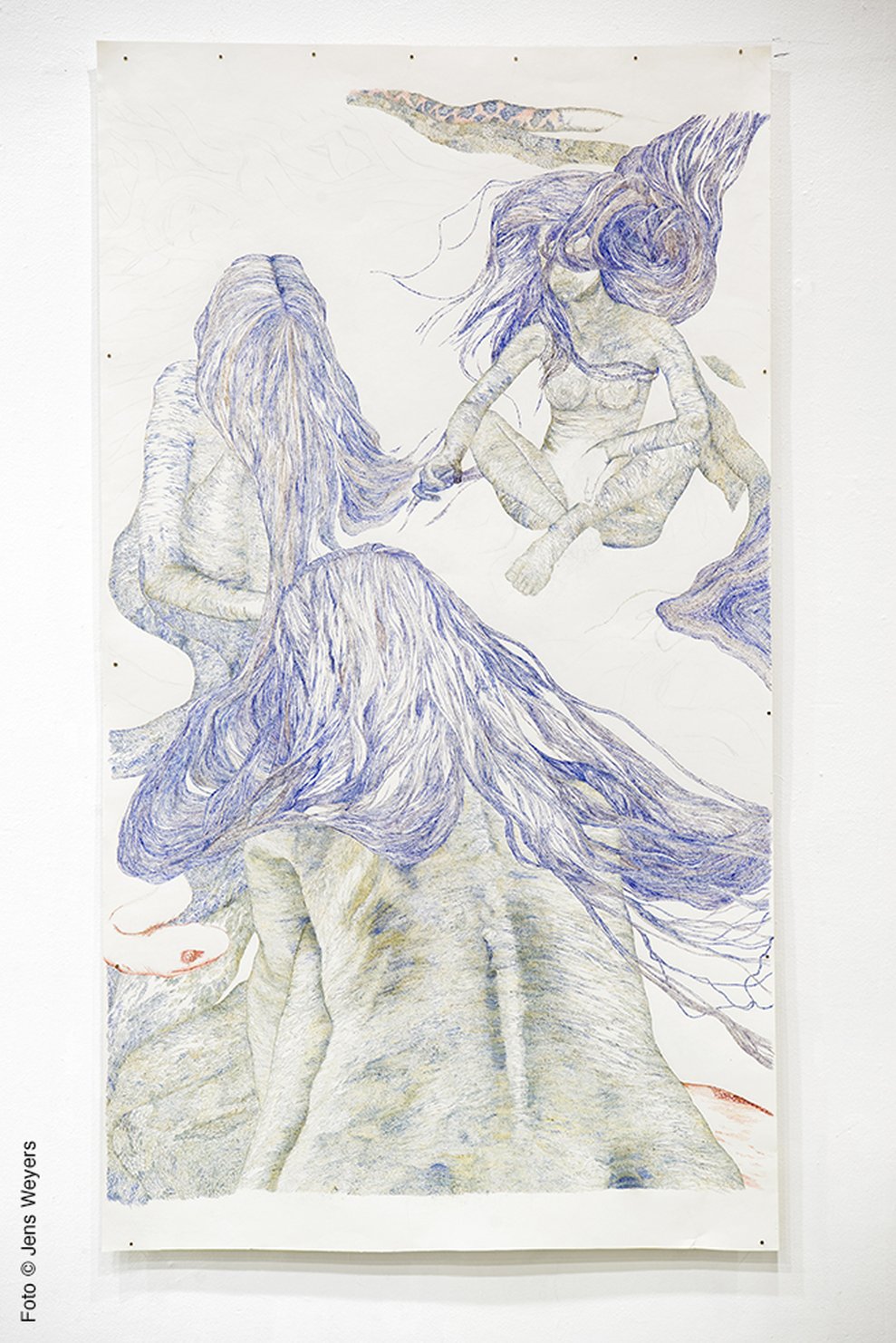 Großformatige blaue Tuschezeichnung mit verschlungenen Figuren von Chris Ghitulescu.