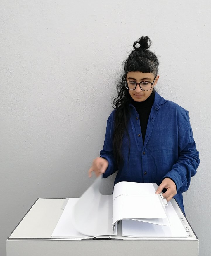 Award winner Rima Radhakrishnan with her work "AW: AW: [EXTERN]-Re: AW: [EXTERN]-Fwd: Frage zum Aufenthalt".