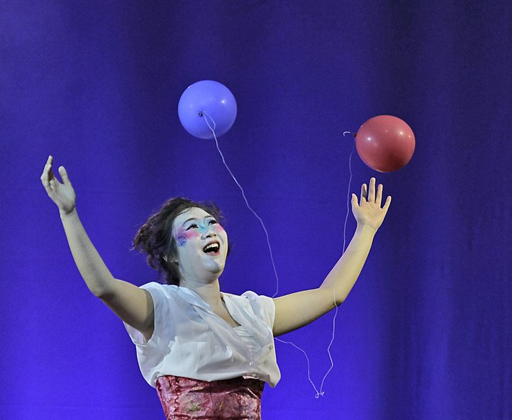 Thérèse (Tianyi Xiong) befreit sich in „Les mamelles de Tirésias“ von ihren Brüsten, weil sie genug hat vom ständigen Blick durch die Brille männlicher Erwartungen.