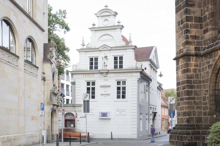 Haus der Wissenschaft in Bremen, historical white building with ornate facade, located between stone and modern structures