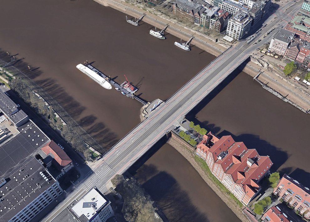 Luftaufnahme der MS Dauerwelle am Liegeplatz an der Bürgermeister-Smidt-Brücke.