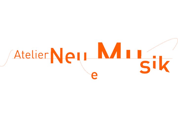 Logo von Atelier Neue Musik mit abstrakter orangefarbener Textanordnung auf weißem Hintergrund